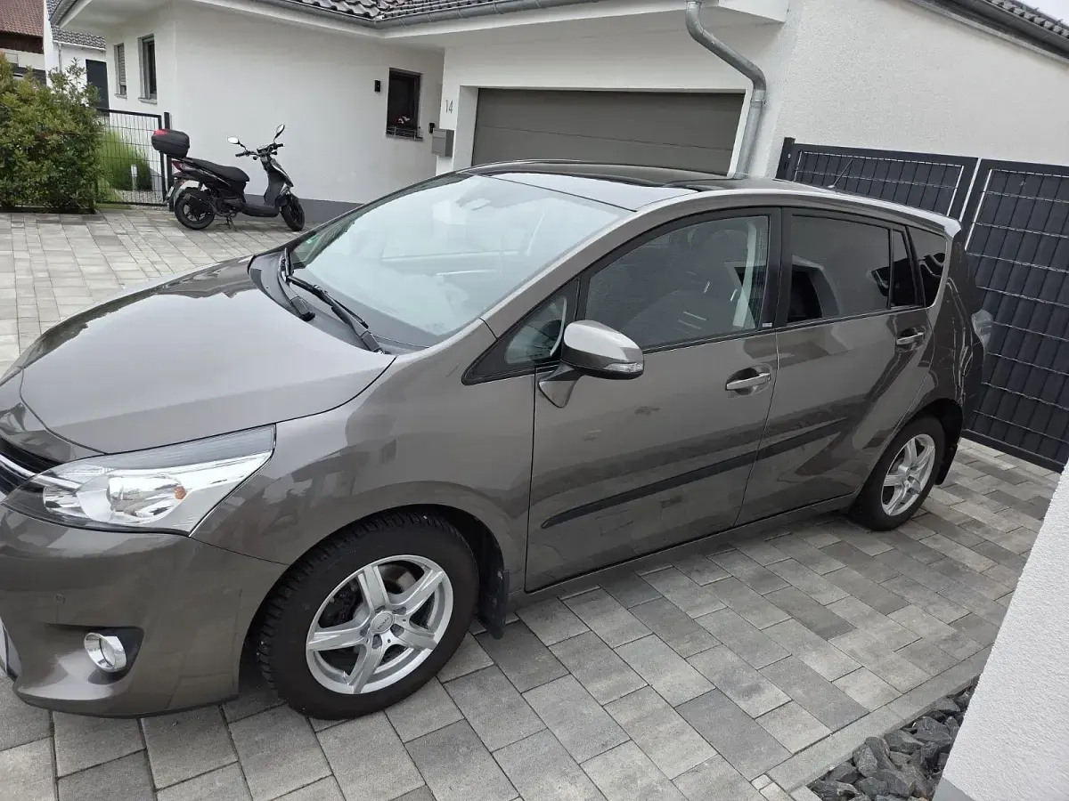 Gebraucht Toyota Verso 147 PS (108 kW) 2016 Grau Van / Kleinbus