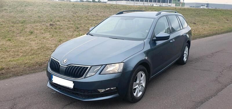 Grau Gebraucht 2017 Skoda Octavia Kombi | 9.999 € - Bild 1/4