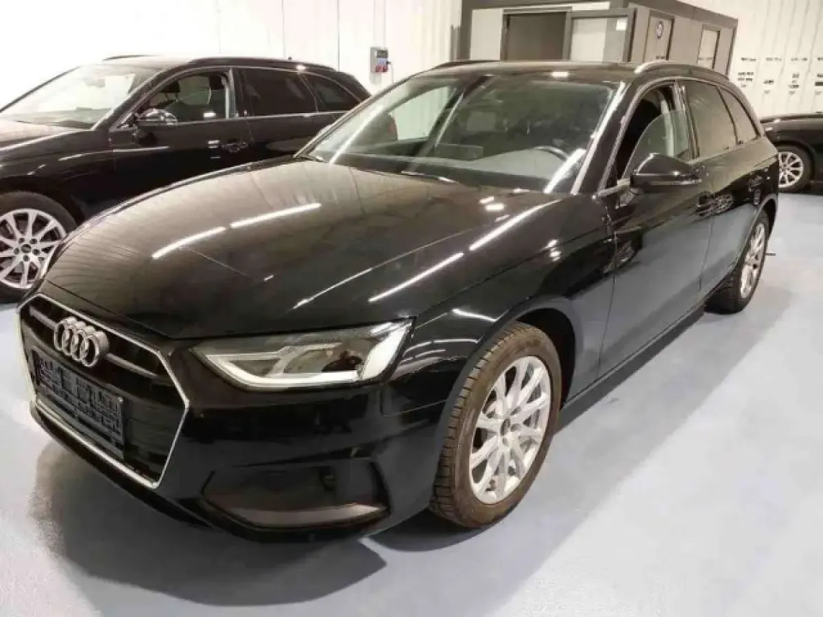Gebraucht Audi A4 Basis 150 PS (110 kW) 2022 Mythosschwarz metallic Kombi