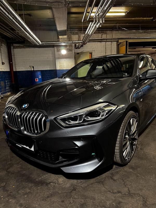 Grau Gebraucht 2020 BMW 118 Coupé M Sport Coupé | 25.999 € - Bild 1/4