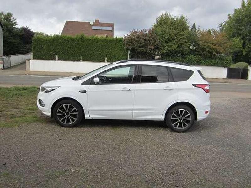 Frostweiß Gebraucht 2018 Ford Kuga ST-Line SUV | 15.750 € (Fairer Preis) - Bild 1/4
