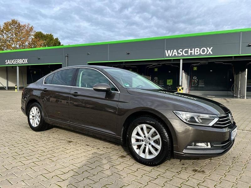 Braun Gebraucht 2016 VW Passat Highline Limousine | 13.400 € (Superpreis) - Bild 1/4