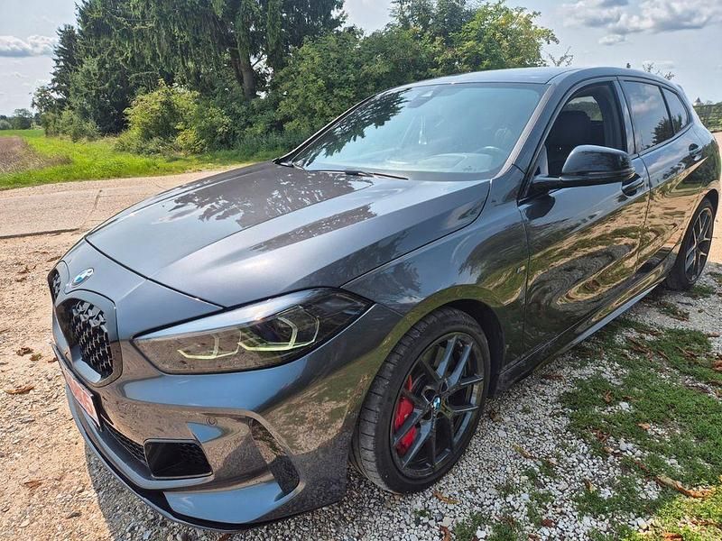 Grau Gebraucht 2021 BMW M135 Performance Kleinwagen | 31.999 € (Guter Preis) - Bild 1/4