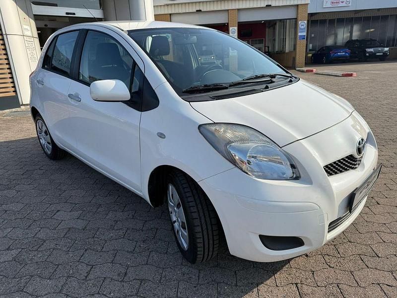 Gebraucht Toyota Yaris Cool 69 PS (50 kW) 2011 Weiß Kleinwagen