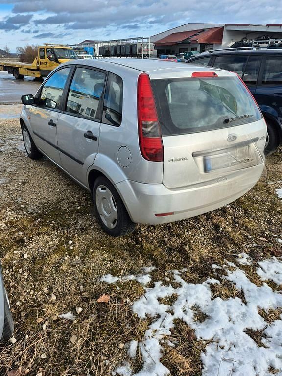 Gebraucht Ford Fiesta 70 PS (51 kW) 2005 Silber Limousine