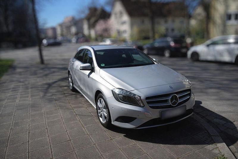 Gebraucht Mercedes A180 Urban 122 PS (89 kW) 2013 Silber Limousine