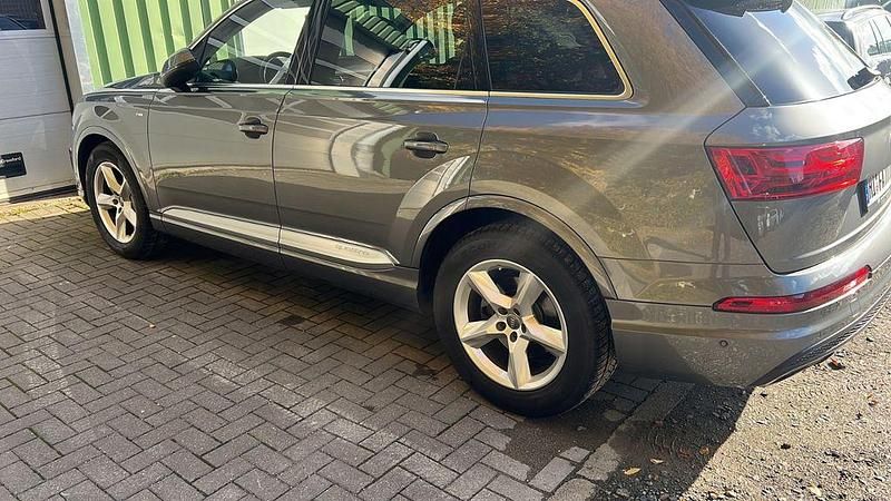 Grau Gebraucht 2016 Audi Q7 S-Line SUV | 23.900 € (Superpreis) - Bild 1/4