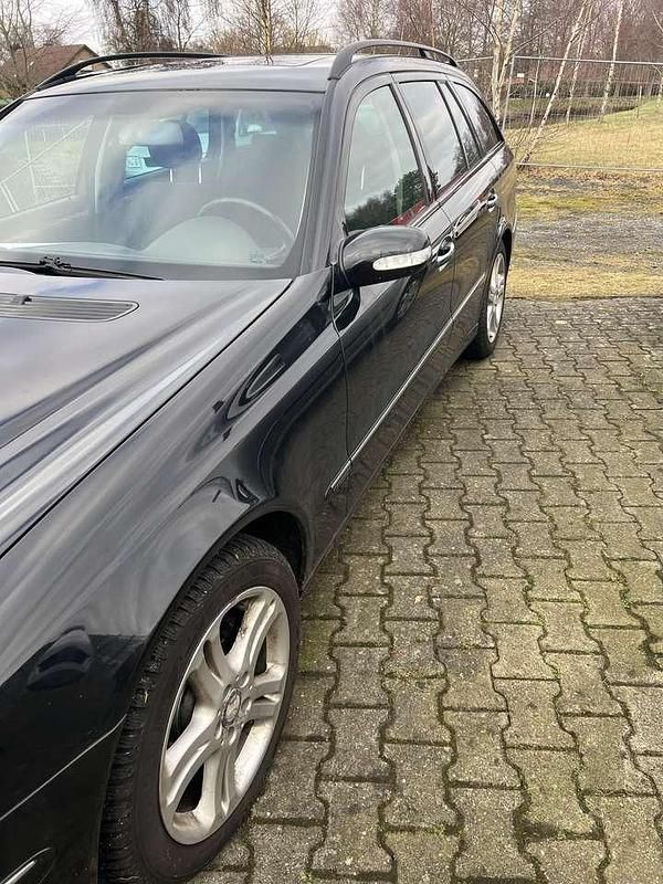Gebraucht Mercedes E220 Avantgarde 150 PS (110 kW) 2005 Schwarz Kombi