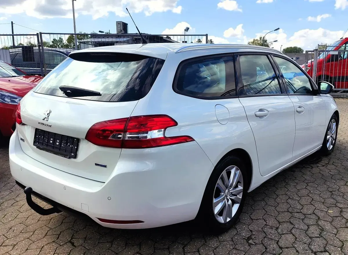 Gebraucht Peugeot 308 Active 120 PS (88 kW) 2016 Weiß Kombi