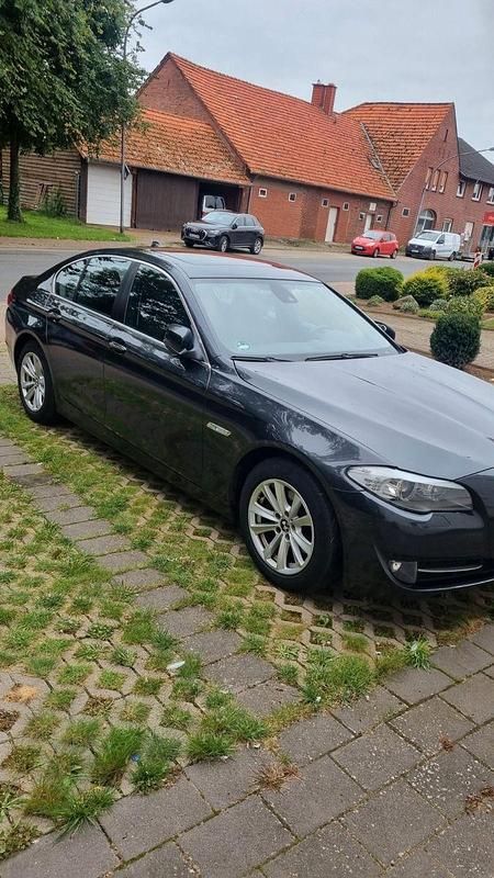 Grau Gebraucht 2011 BMW 520 Sport Line Limousine | 8.999 € (Fairer Preis) - Bild 1/4