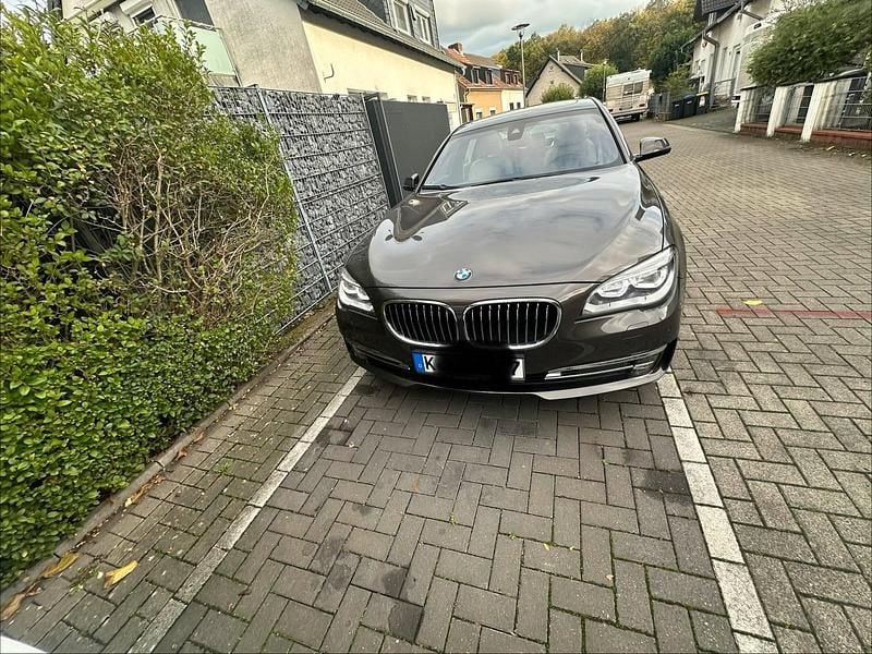 Braun Gebraucht 2012 BMW 750L Limousine | 25.750 € (Etwas zu teuer) - Bild 1/4