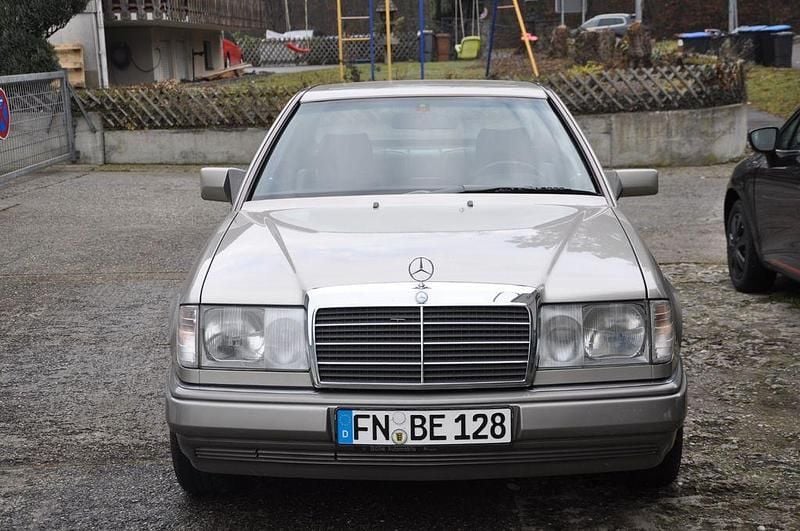 Gebraucht Mercedes 230 132 PS (97 kW) 1990 Beige Coupé