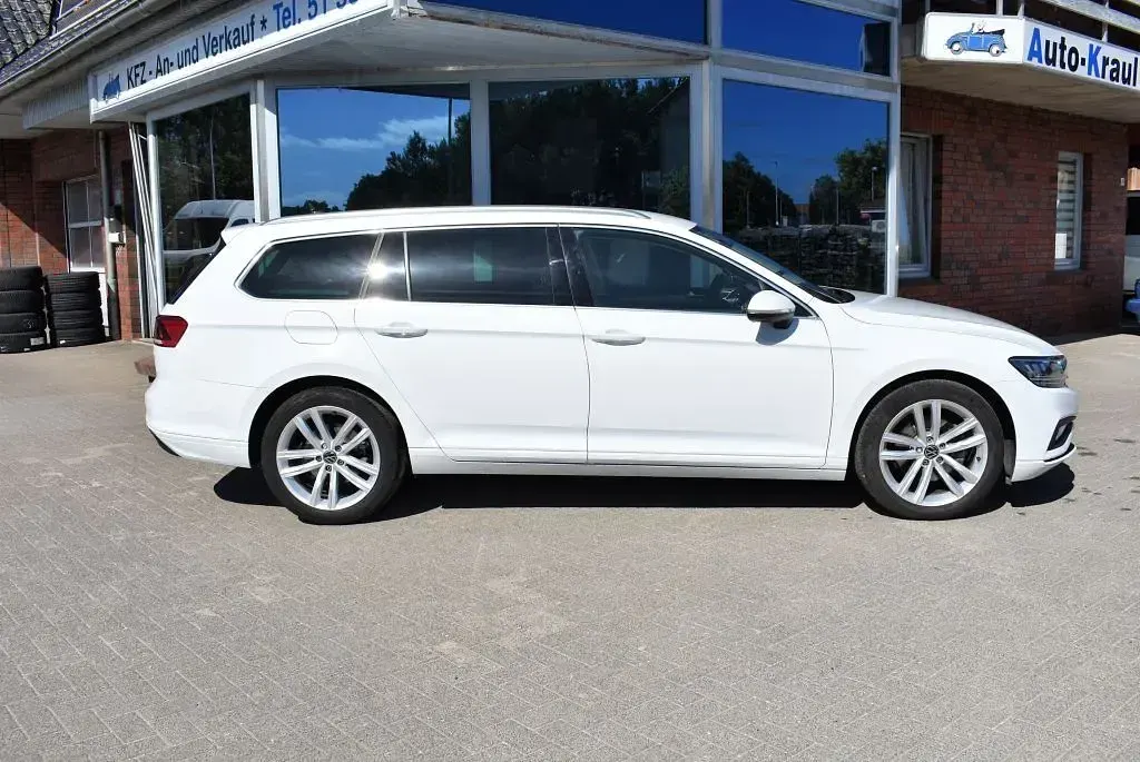 Gebraucht VW Passat Business 150 PS (110 kW) 2024 Gletscherweiß metallic Kombi