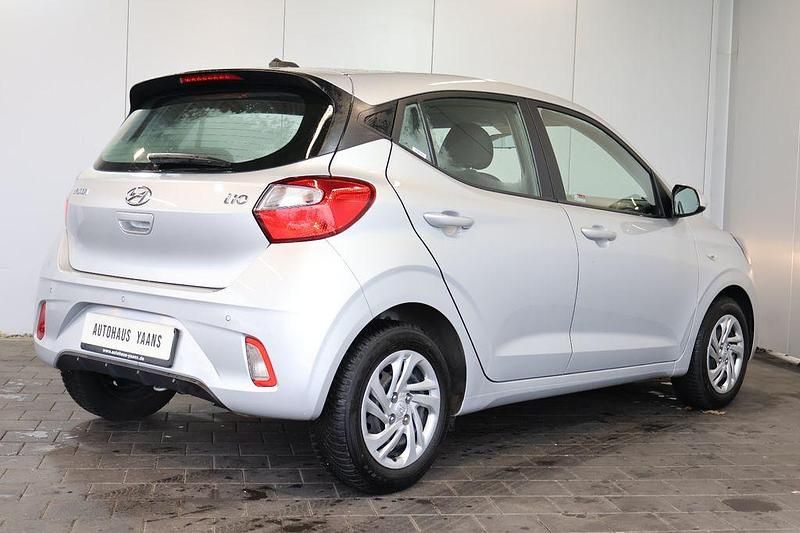 Gebraucht Hyundai i10 Select 67 PS (49 kW) 2023 Silber Kleinwagen