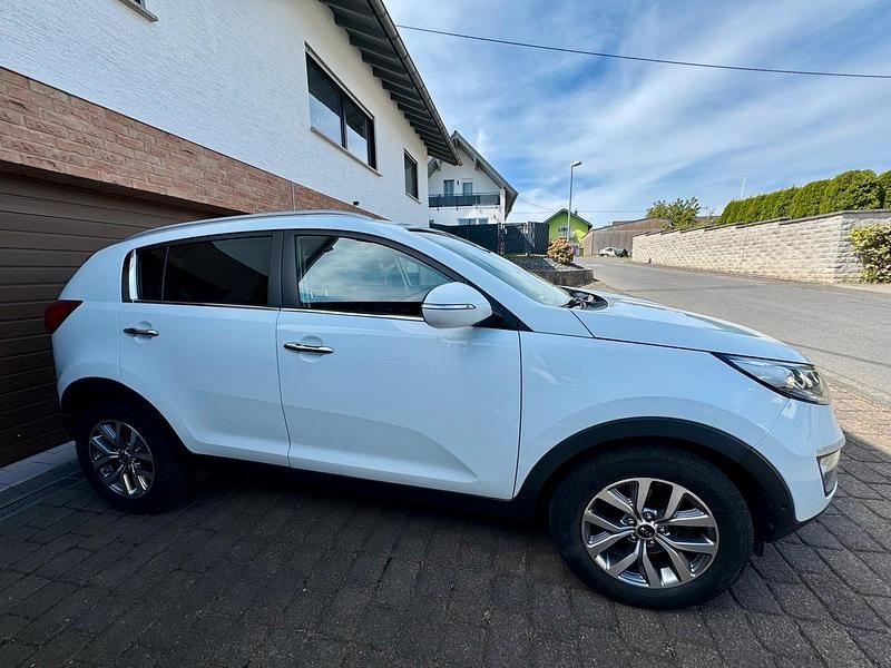Weiß Gebraucht 2014 Kia Sportage FIFA World Cup Edition SUV | 9.999 € (Fairer Preis) - Bild 1/4