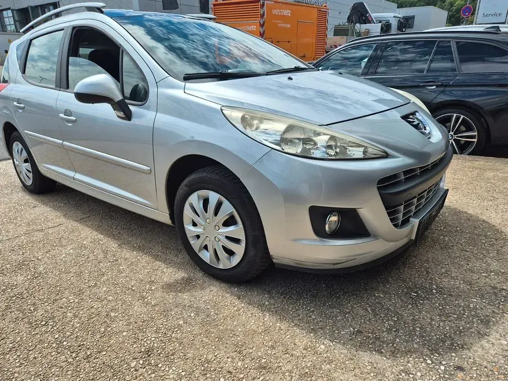 Gebraucht Peugeot 207 Tendance 95 PS (69 kW) 2011 Silber Kombi