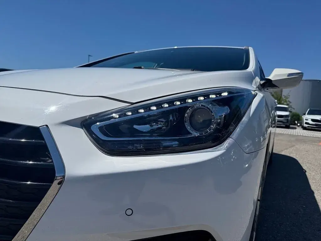 Gebraucht Hyundai i40 Trend 135 PS (99 kW) 2018 Pure white / sol Kombi