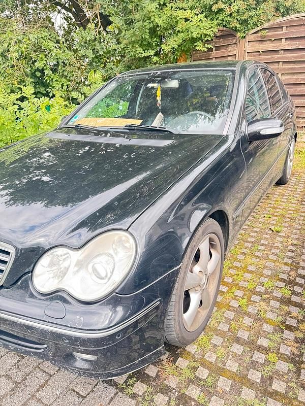 Schwarz Gebraucht 2004 Mercedes C270 Avantgarde Limousine | 2.299 € (Teuer) - Bild 1/4