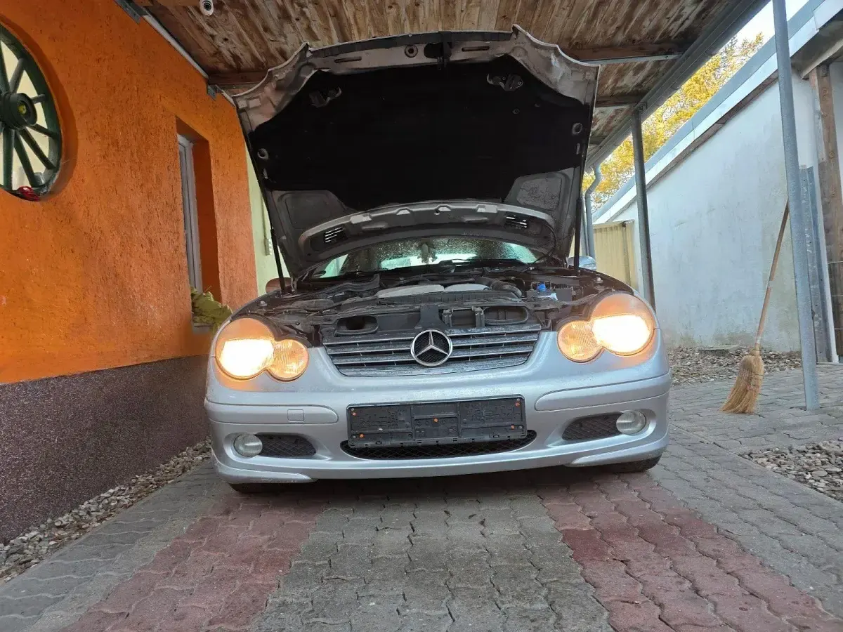 Gebraucht Mercedes C180 129 PS (94 kW) 2001 Silber Coupé