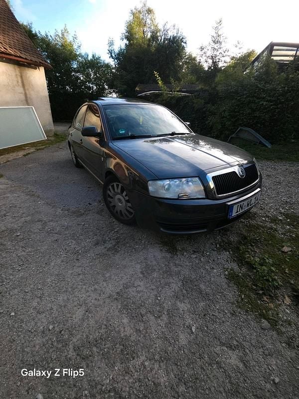 Grau Gebraucht 2004 Skoda Superb Limousine | 2.100 € (Guter Preis) - Bild 1/4