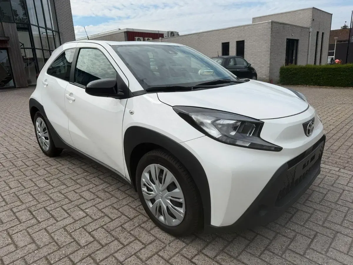 Gebraucht Toyota Aygo X X-play 72 PS (52 kW) 2023 Weiß SUV