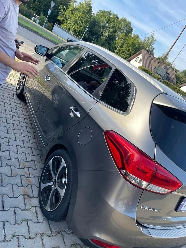 Gebraucht Kia Carens 136 PS (100 kW) 2013 Grau Van / Kleinbus