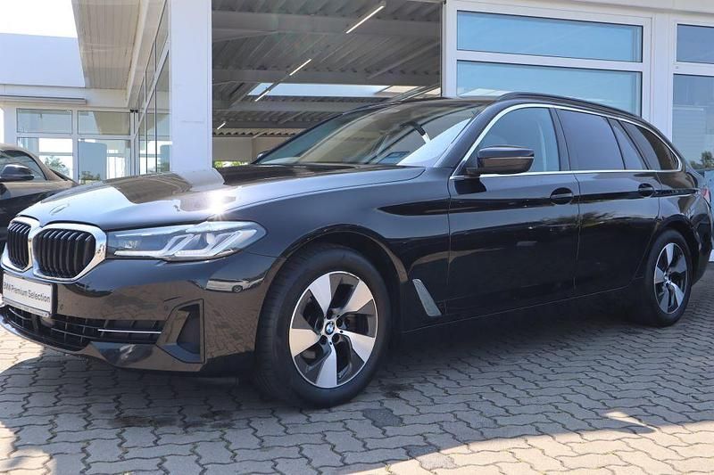 Saphirschwarz Gebraucht 2022 BMW 520 Kombi | 31.490 € (Fairer Preis) - Bild 1/4