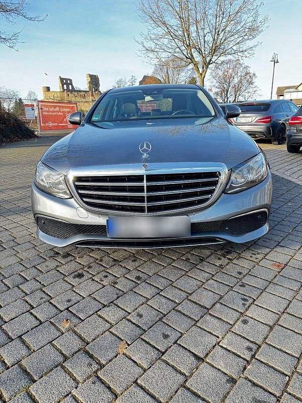 Grau Gebraucht 2020 Mercedes E220 Limousine | 28.500 € (Fairer Preis) - Bild 1/4
