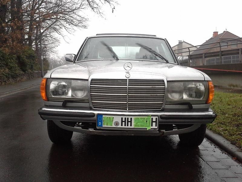Gebraucht Mercedes E230 136 PS (100 kW) 1982 Silber Limousine