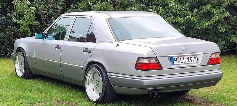 Silber Gebraucht 2005 Mercedes 200 Limousine | 7.999 € - Bild 1/4