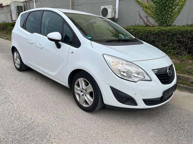 Weiß Gebraucht 2012 Opel Meriva Selection Van / Kleinbus | 2.950 € (Guter Preis) - Bild 1/4