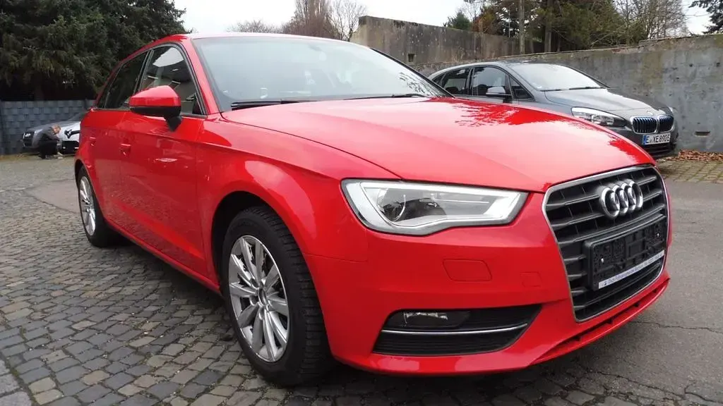 Gebraucht Audi A3 Attraction 110 PS (80 kW) 2015 Rot Limousine