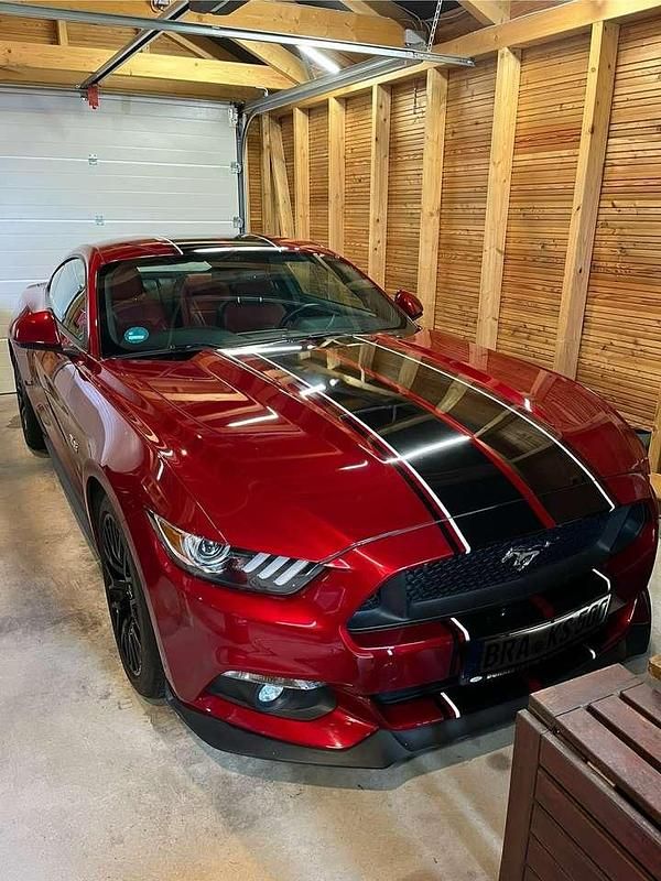 Rot Gebraucht 2017 Ford Mustang GT Fastback Coupé | 28.800 € (Fairer Preis) - Bild 1/4
