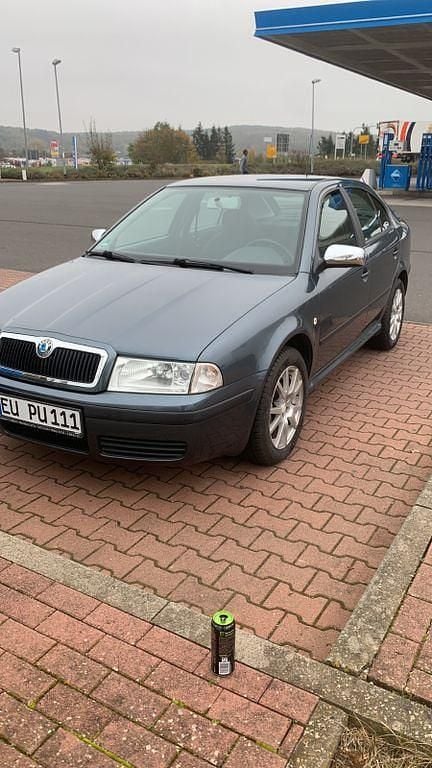 Grau Gebraucht 2003 Skoda Octavia Selection Limousine | 1.300 € (Fairer Preis) - Bild 1/4