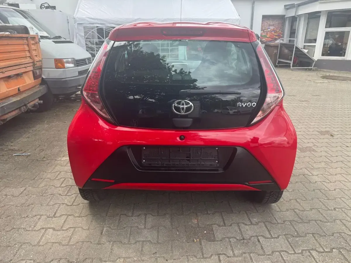 Gebraucht Toyota Aygo X-play 69 PS (50 kW) 2015 Rot Kleinwagen