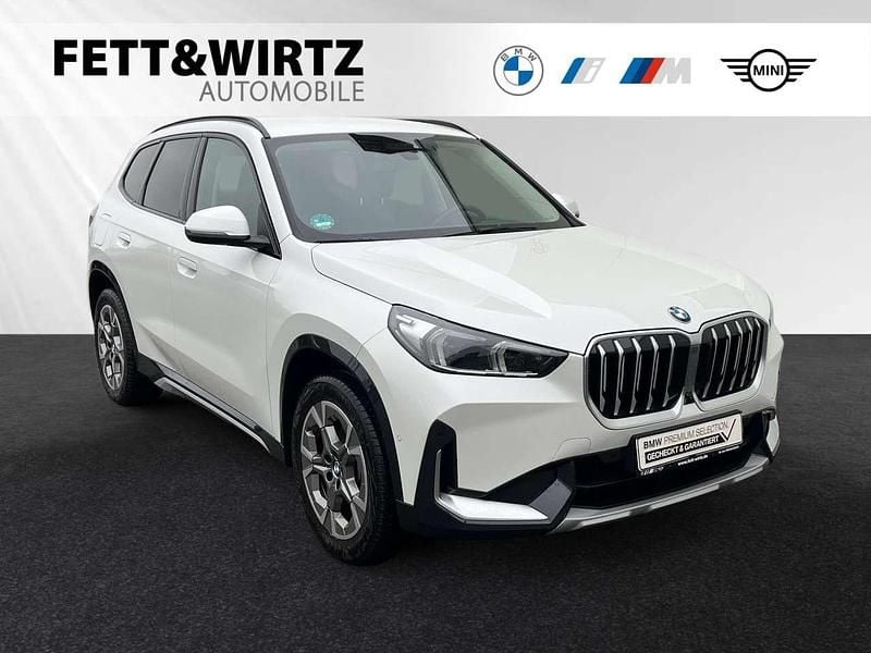 Mineralweiss metallic Gebraucht 2024 BMW X1 xLine SUV | 43.368 € (Guter Preis) - Bild 1/3