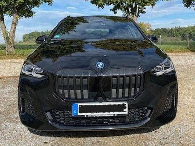 Schwarz Gebraucht 2024 BMW 230e Active Tourer Efficient Dynamics Van / Kleinbus | 44.450 € (Teuer) - Bild 1/4