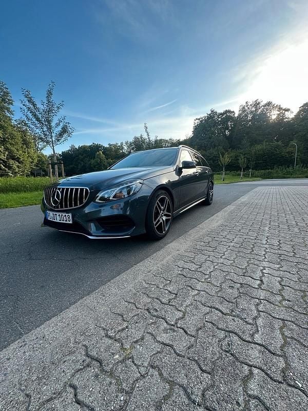 Grau Gebraucht 2014 Mercedes E400 Kombi | 20.650 € - Bild 1/4
