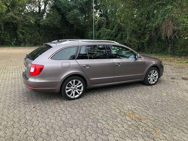 Gebraucht 2012 Skoda Superb Family Kombi | 5.990 € (Guter Preis) - Bild 1/4
