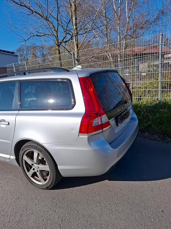 Gebraucht Volvo V70 210 PS (154 kW) 2014 Silber Kombi