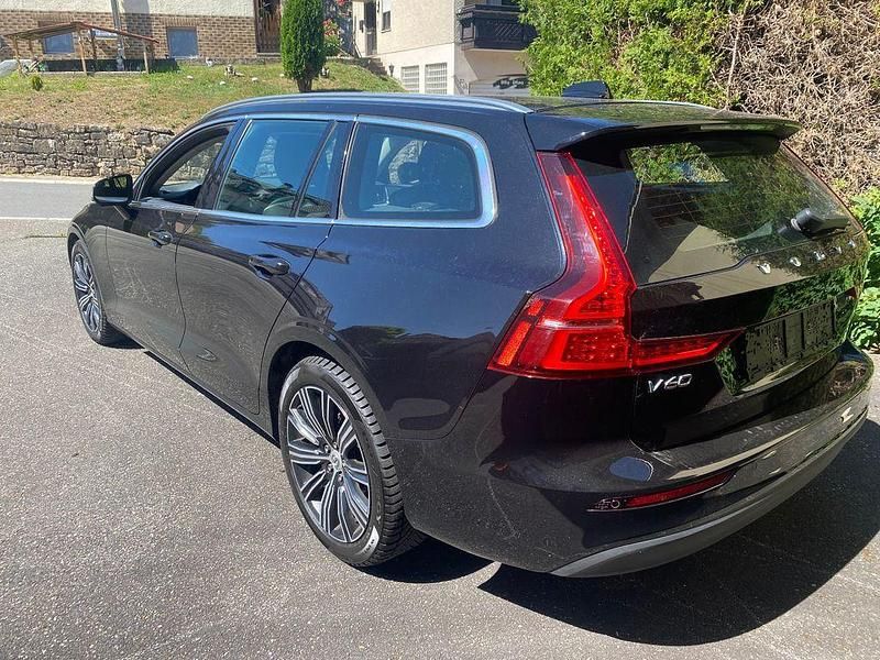 Gebraucht Volvo V60 Momentum 150 PS (110 kW) 2020 Schwarz Kombi