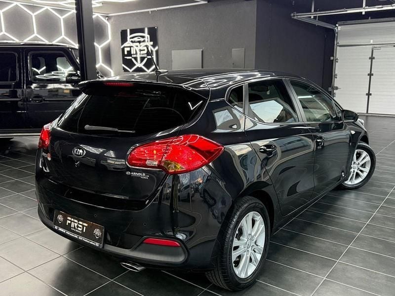 Gebraucht Kia Ceed DREAM-TEAM Edition 99 PS (72 kW) 2015 Schwarz Kleinwagen
