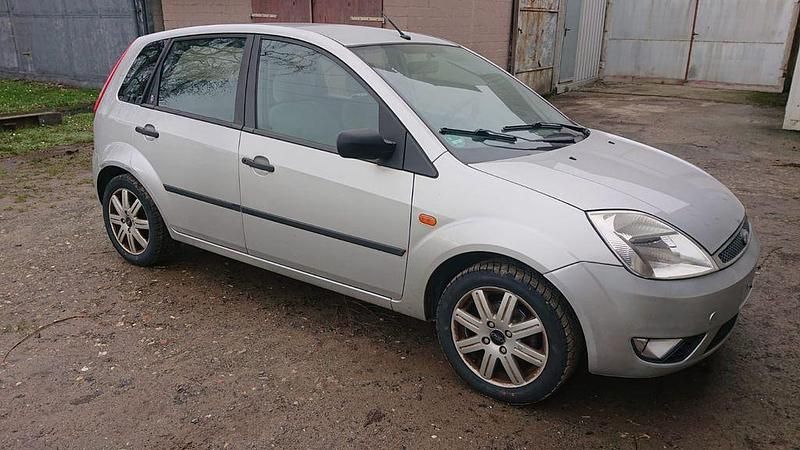 Gebraucht Ford Fiesta 69 PS (50 kW) 2002 Silber Limousine