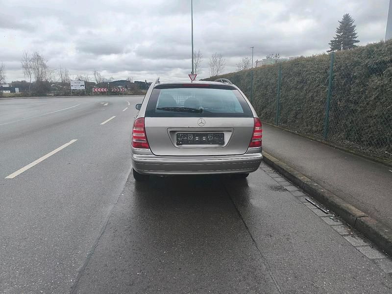 Gebraucht Mercedes C220 Avantgarde 150 PS (110 kW) 2004 Andere farben Kombi
