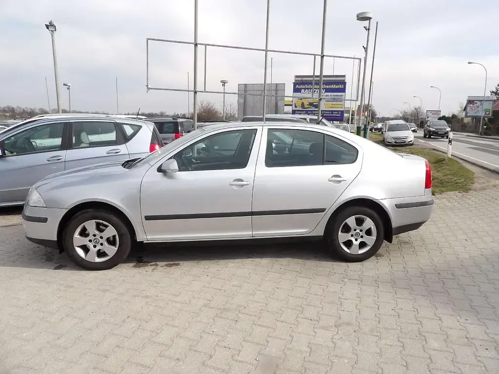 Używany Skoda Octavia Elegance 102 KM (75 kW) 2009 Srebrny Sedan/Limuzyna