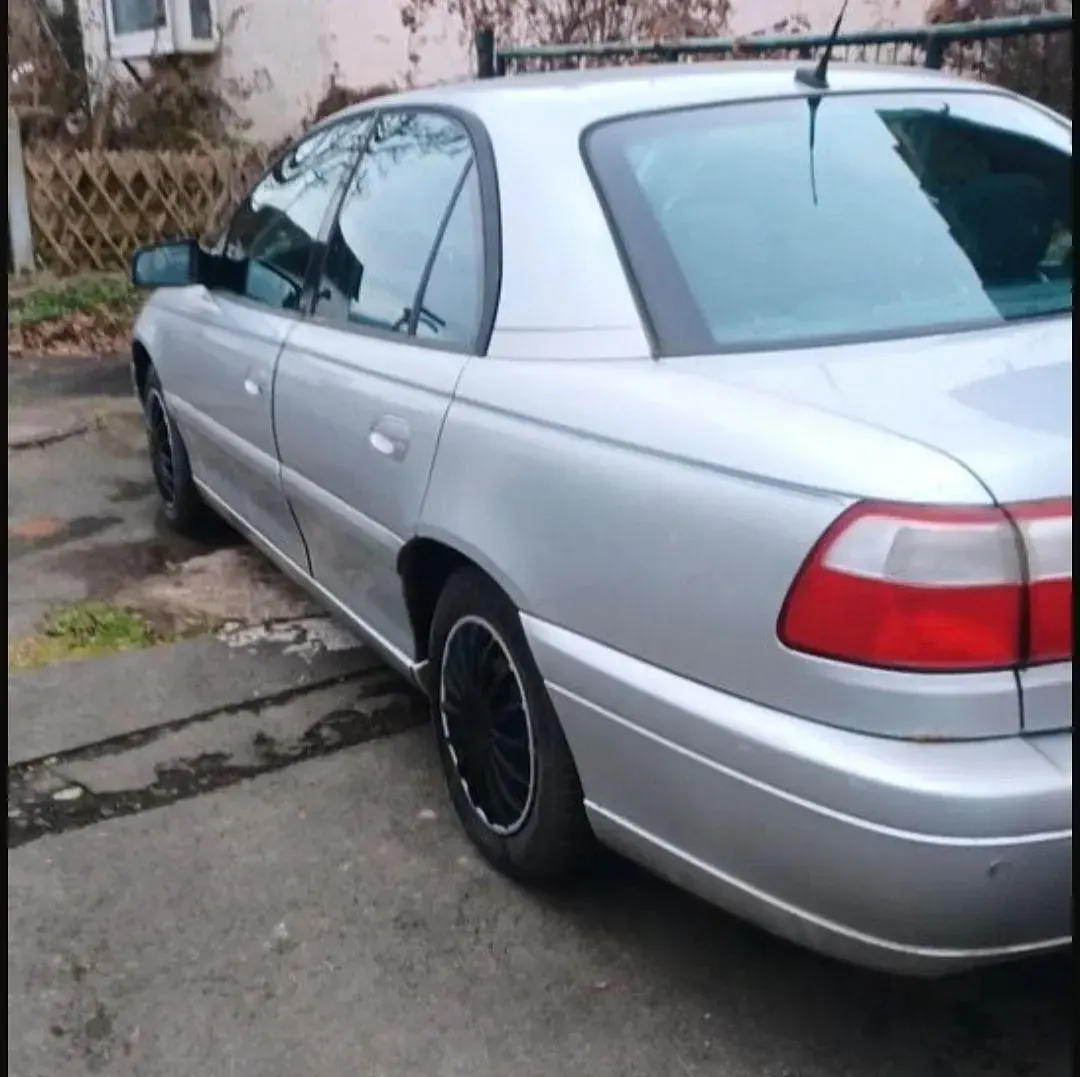 Używany Opel Omega 144 KM (105 kW) 2000 Srebrny Sedan/Limuzyna