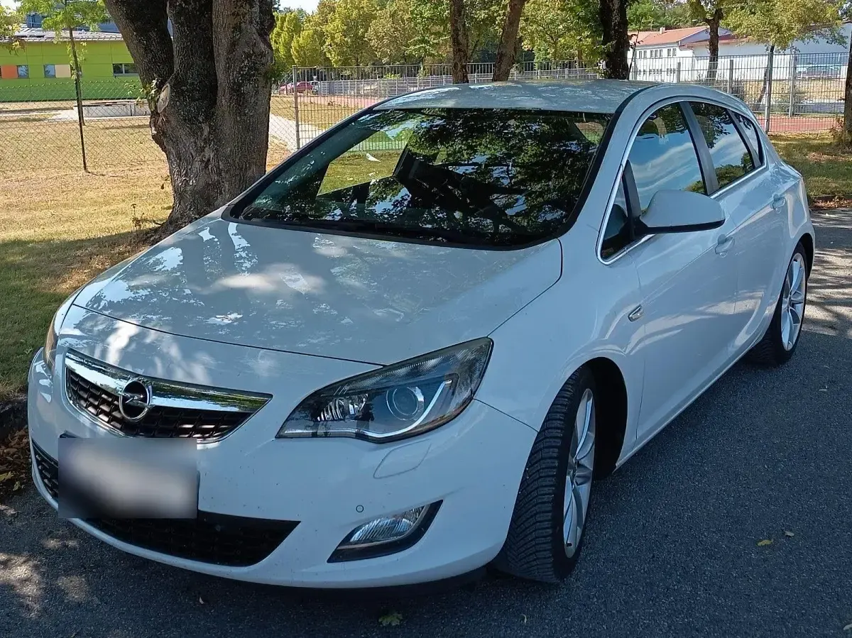 Gebraucht Opel Astra S 140 PS (102 kW) 2011 Weiß Limousine