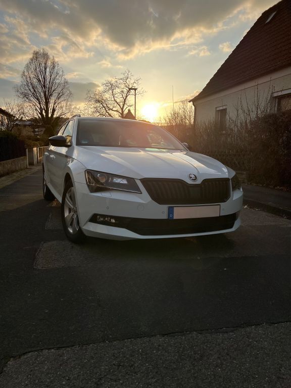 Weiß Gebraucht 2017 Skoda Superb SportLine Kombi | 18.250 € (Superpreis) - Bild 1/4