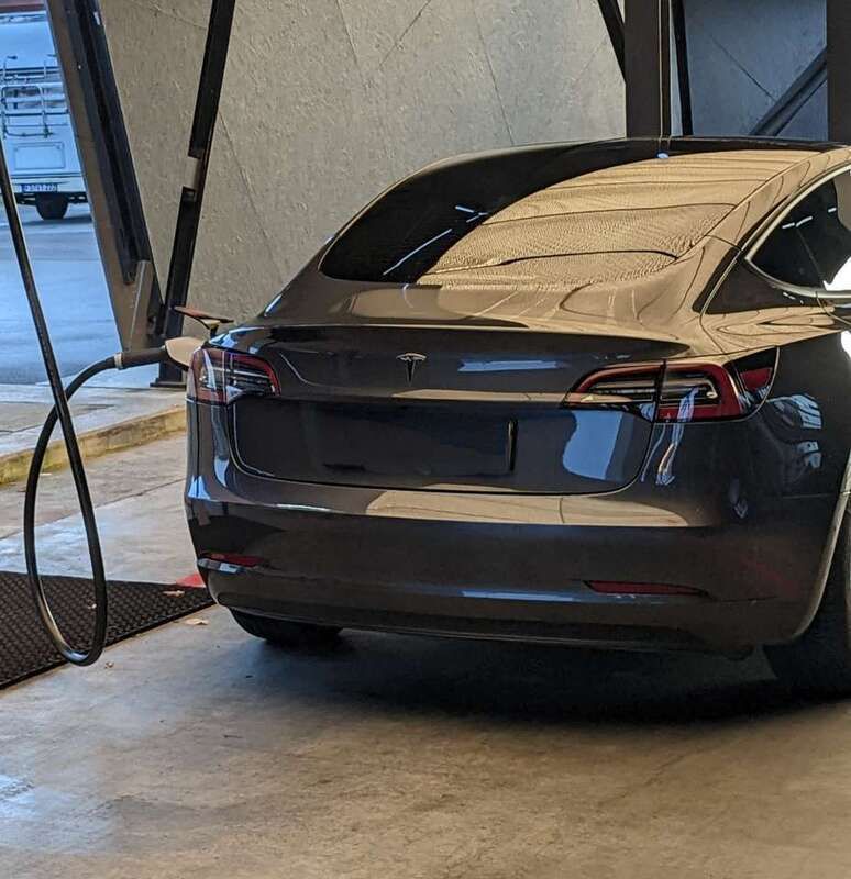 Grau Gebraucht 2021 Tesla Model 3 Standard Range Plus Limousine | 25.900 € (Fairer Preis) - Bild 1/4