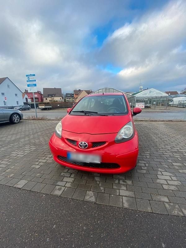 Gebraucht Toyota Aygo 68 PS (50 kW) 2006 Rot Kleinwagen